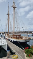 Ein Segelschiff im Hafen von Puerto Calero.